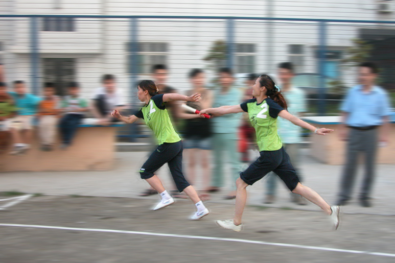 两男一女1500米接力赛,有胆你就来!