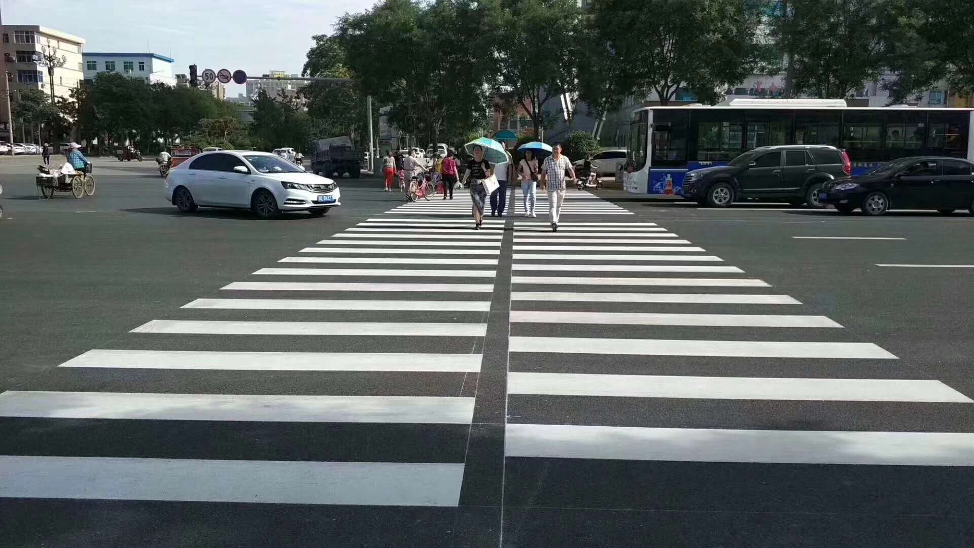 渭南市東風(fēng)大街至渭清路道路提升改造工程瀝青攤鋪全線貫通