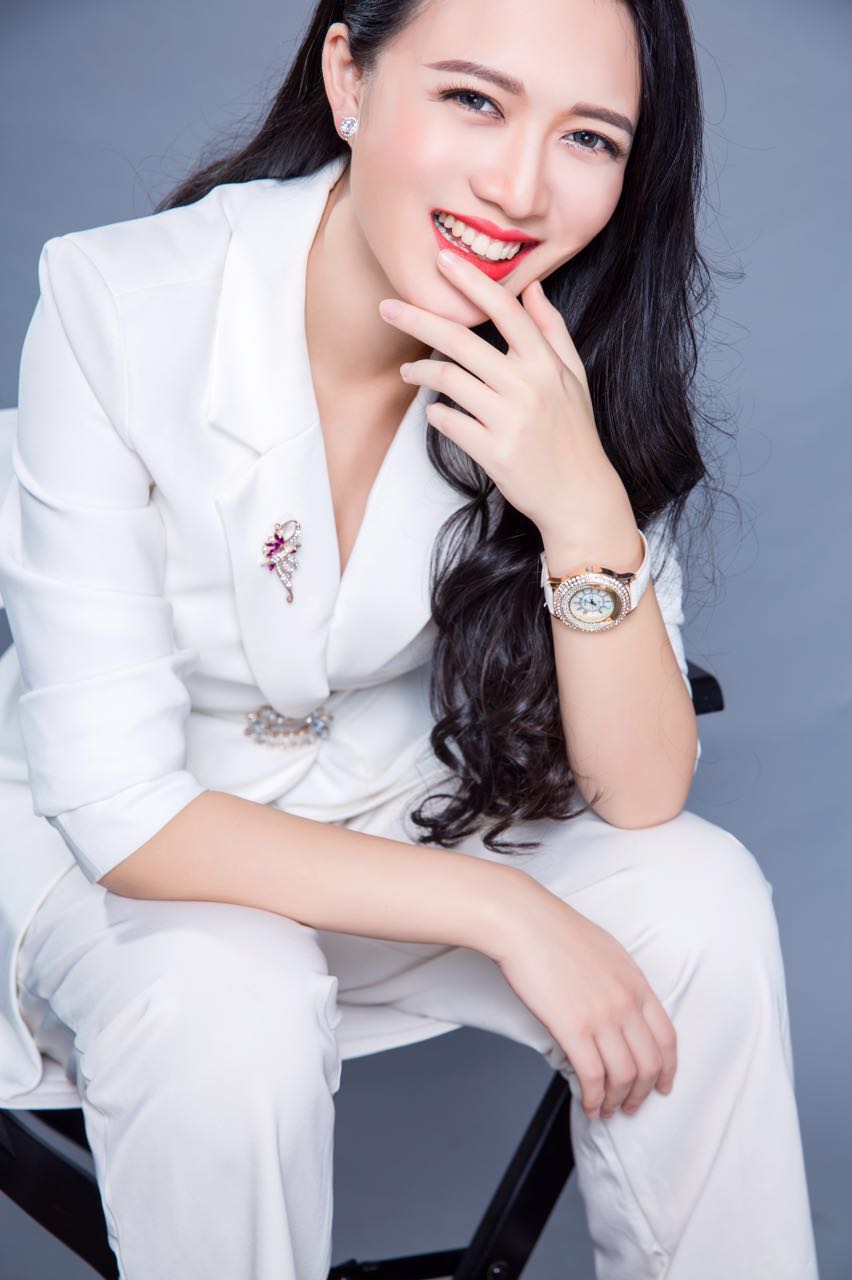 青岛女主持人 依迅