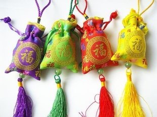 细葛含风软,香罗叠雪轻