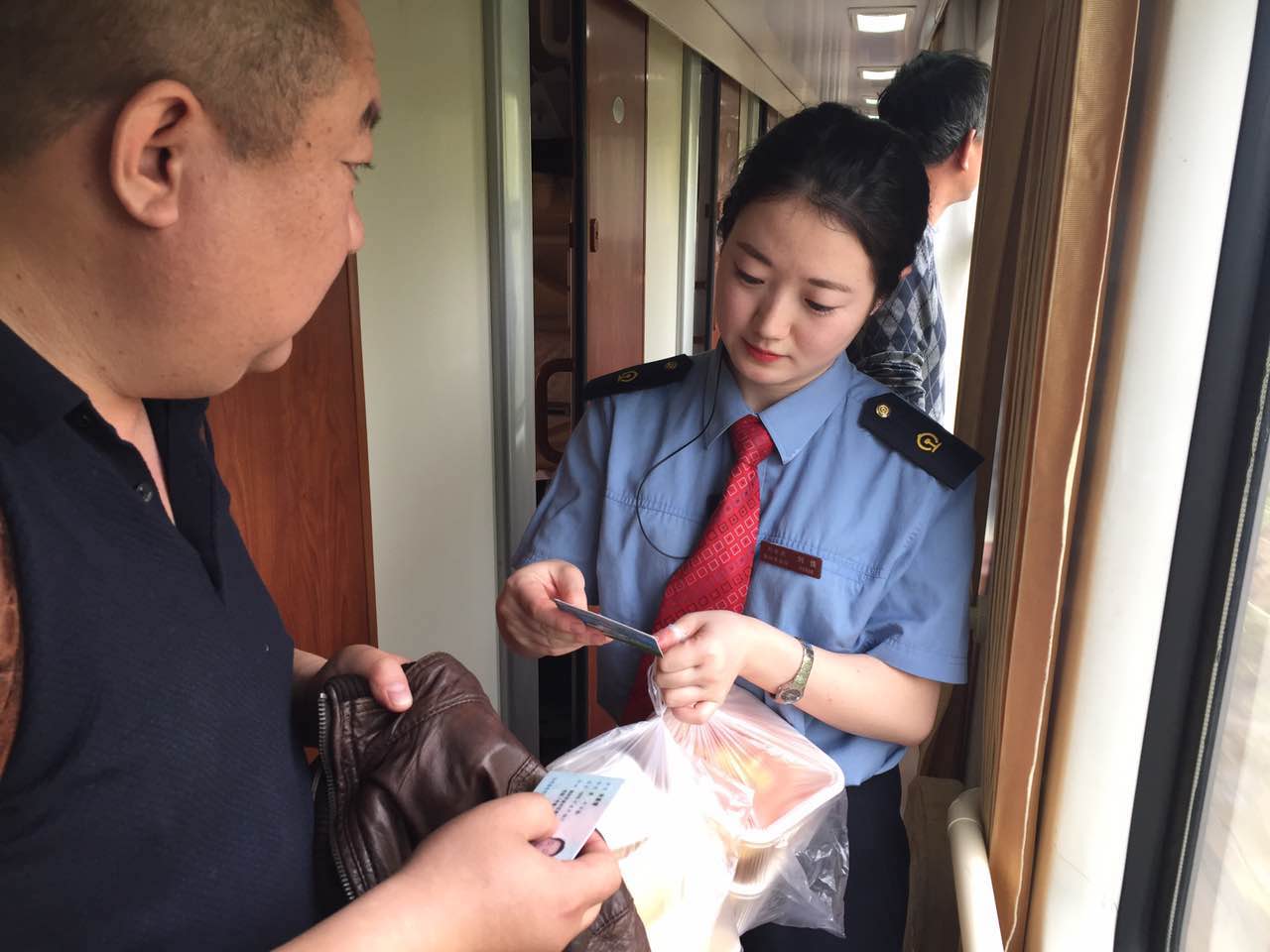 这就是锦州客运段z384次第九乘务组  刘佳