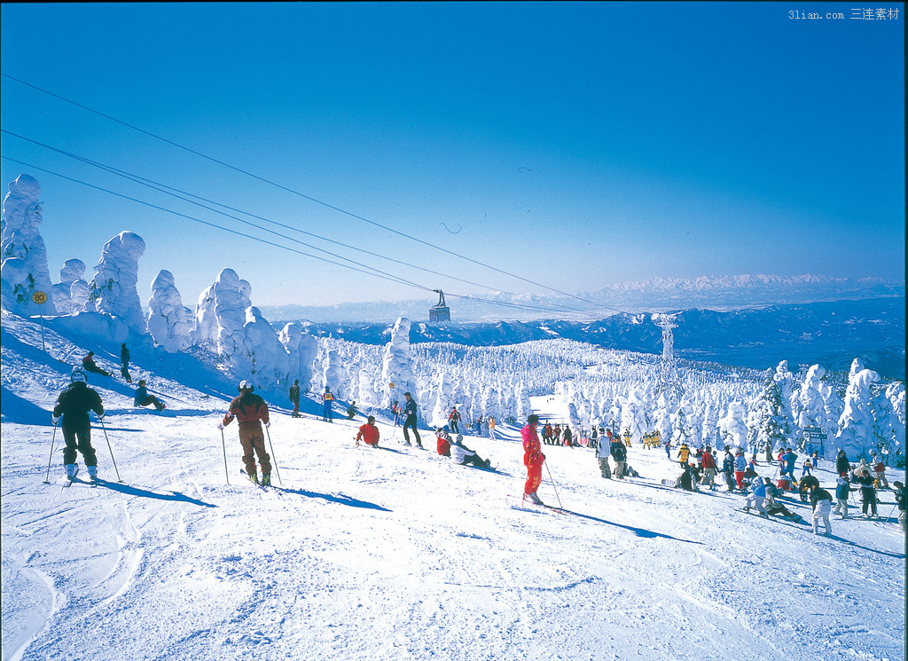 内设各种冰雪活动,如滑雪,滑冰,冰窟垂钓,打陀螺等定期举办冰雕节