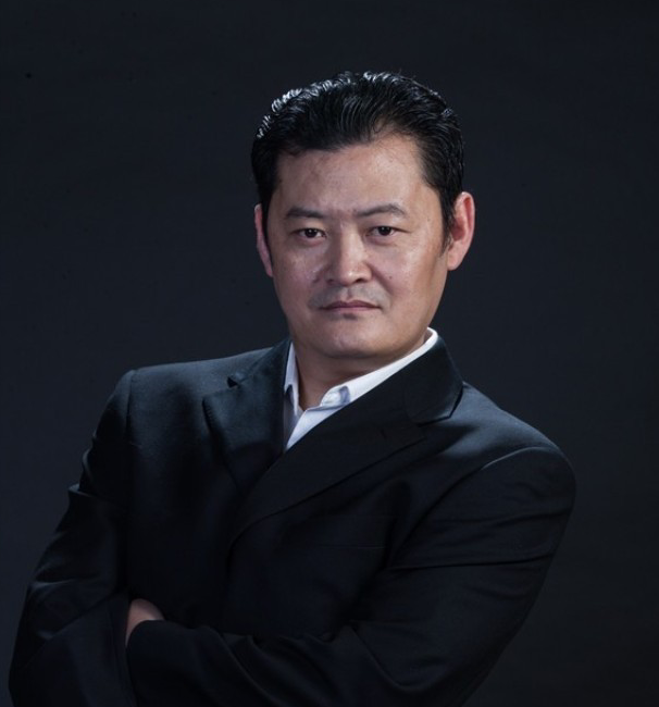 白鹏:天津画院专职画家,中国美术家协会会员,天津美术家协会理事.