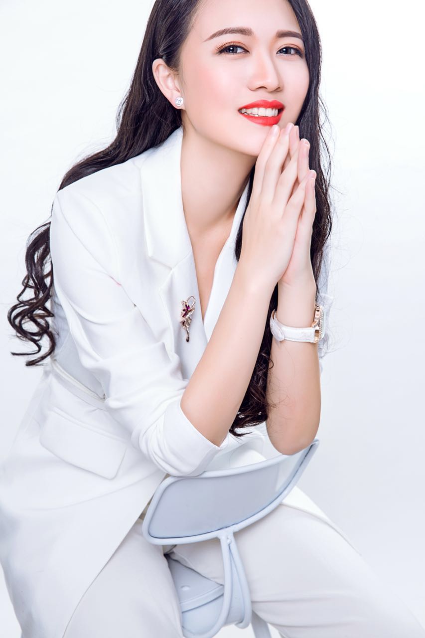 青岛女主持人 依迅