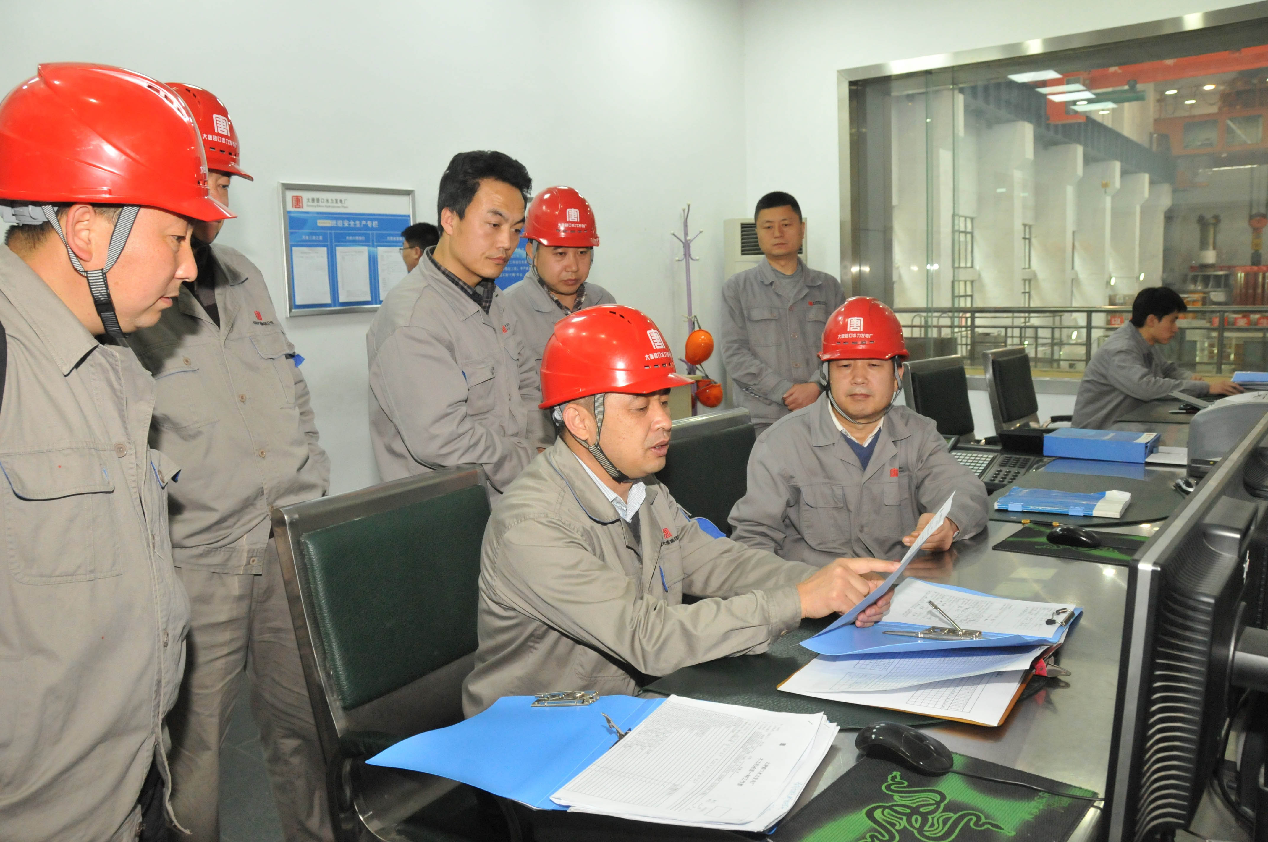 大唐碧口水力发电厂坚持"两学一做" 标准 用心塑造党员形象