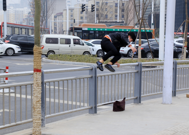 行人不准闯红灯 跨越护栏不安全