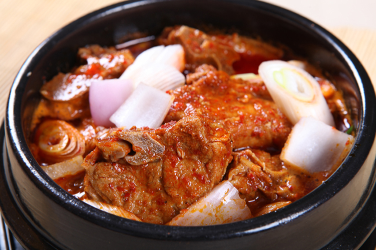 炖干猪排 另推出本地特色菜系 家炖红公鸡