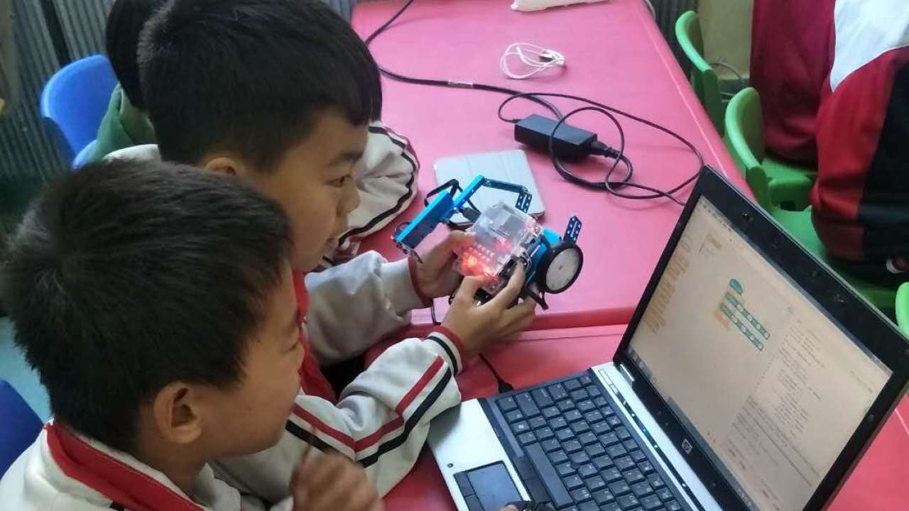 西关小学机器人社团活动展示
