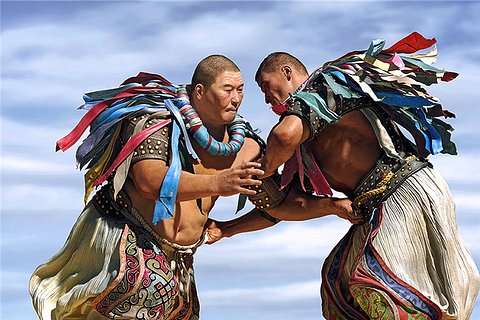 蒙古摔跤手合影图片