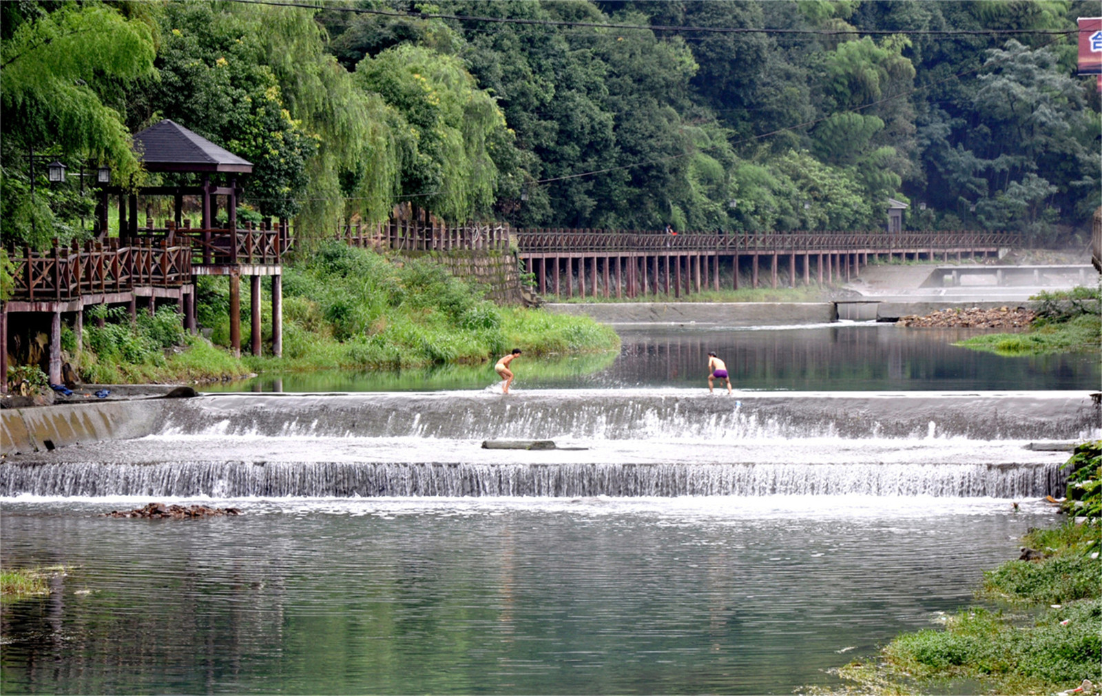 萧山戴村玩水的小溪图片