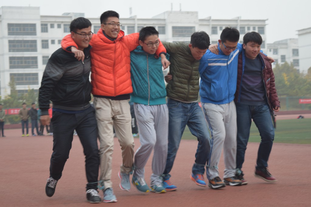 我们进行了绑腿跑练习