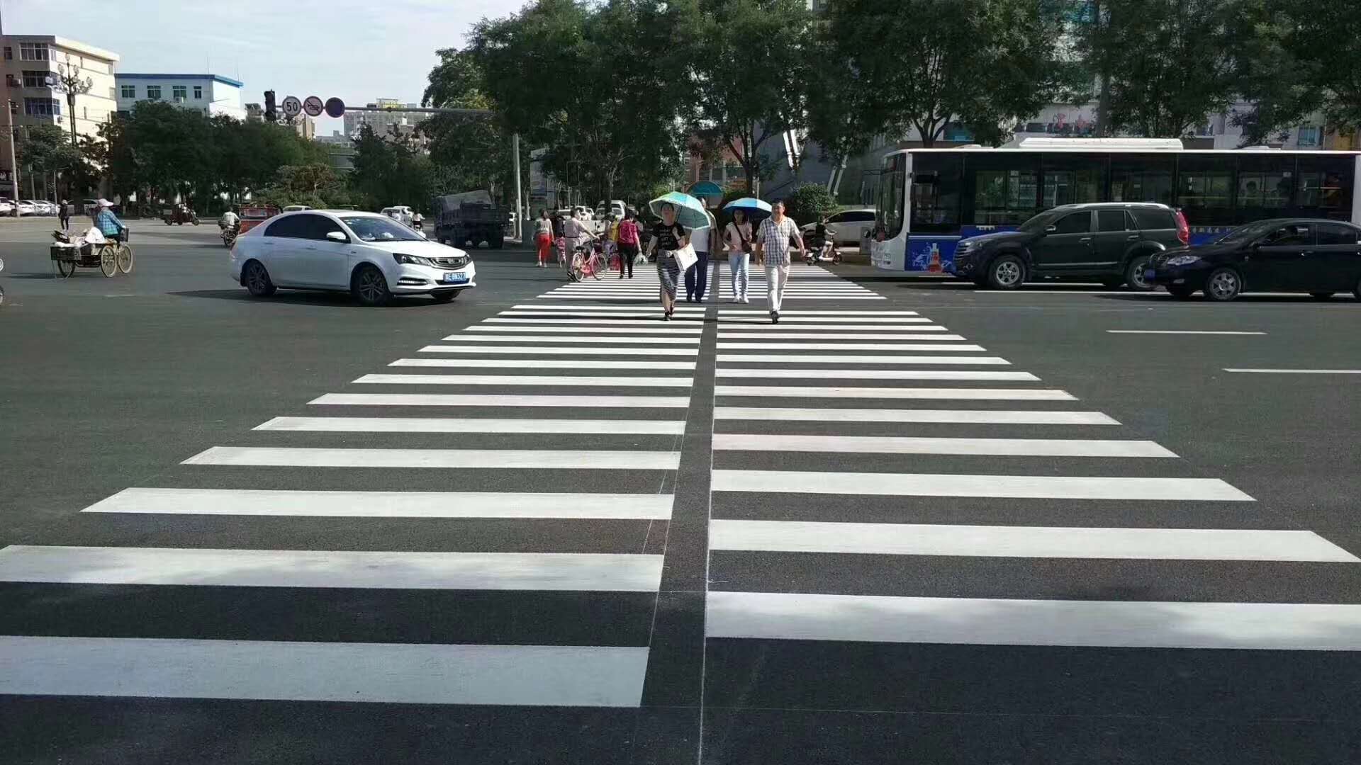 渭南市东风大街至渭清路道路提升改造工程沥青摊铺全线贯通